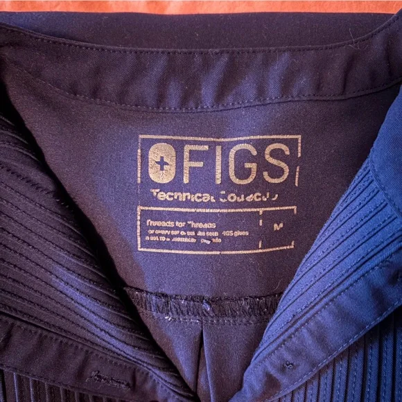 Navy Figs Pintuck Mua Top - Picture 3 of 3